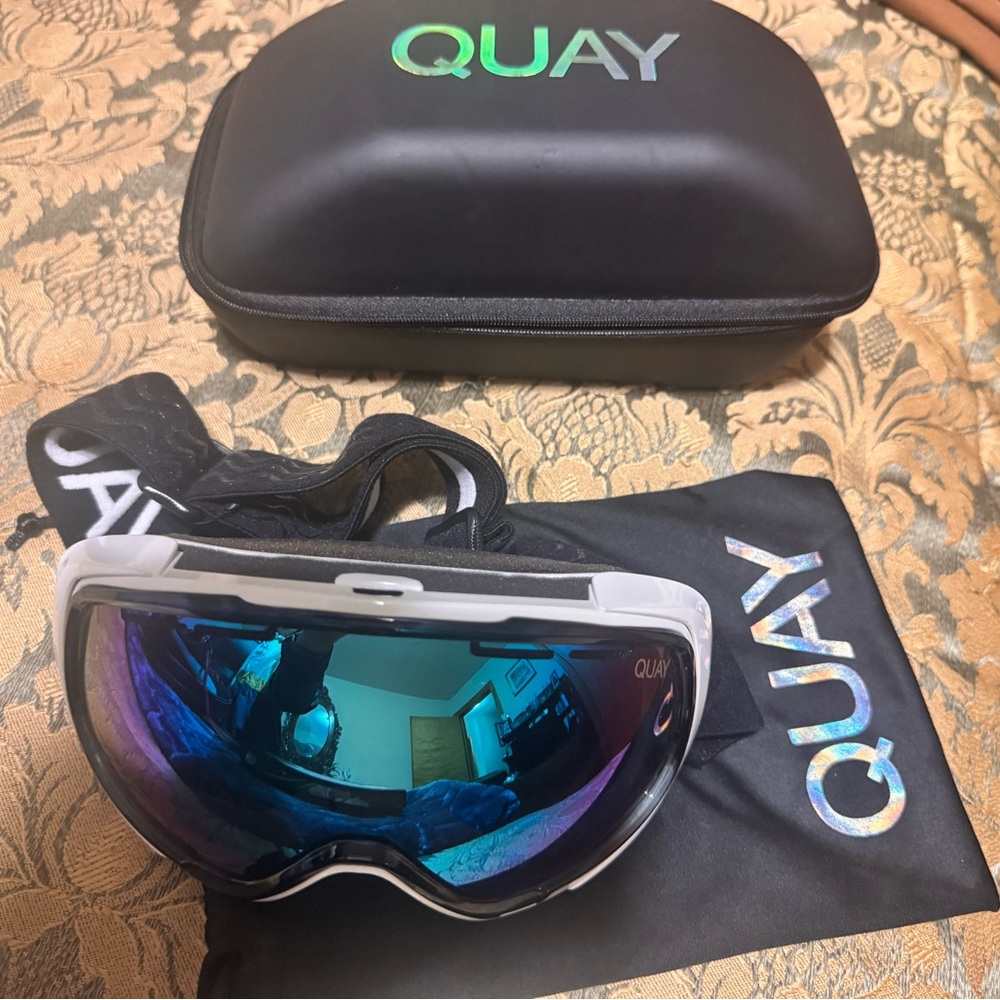 Quay Mogul Ski Goggles with Iridescent Lens